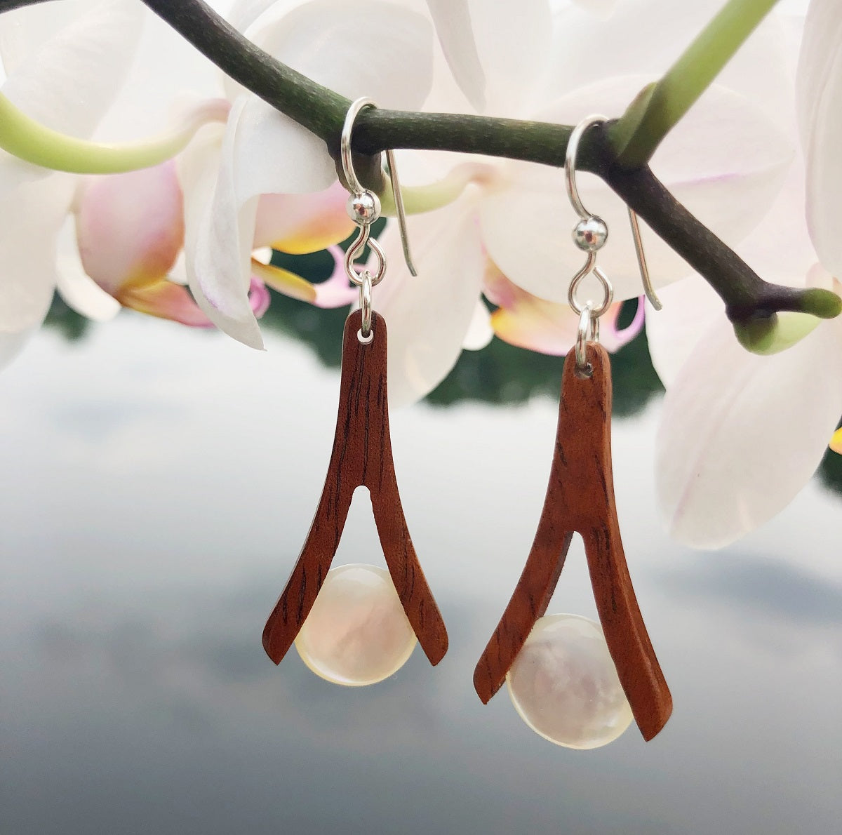 Wishbone earrings with mother of pearl
